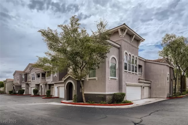 MLS: 2725749 Condo For Sale