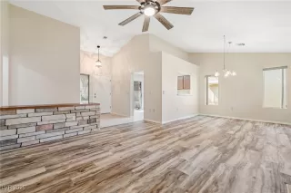 Photo #4: 2725830 Listing