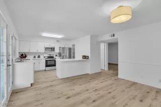 Photo #5: 2725866 Listing 