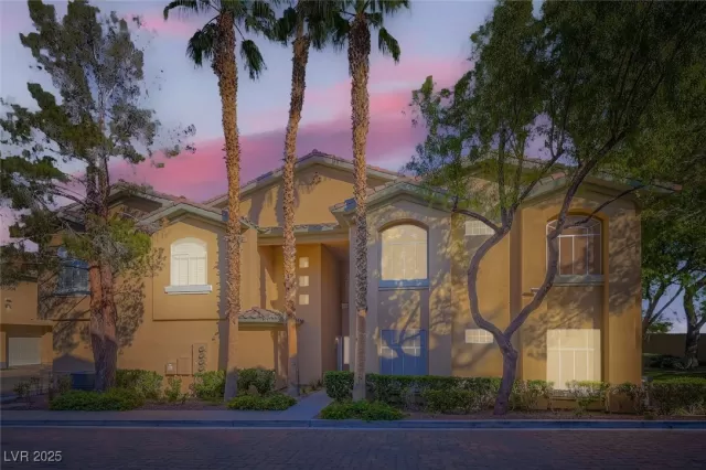 MLS: 2725913 Condo For Sale