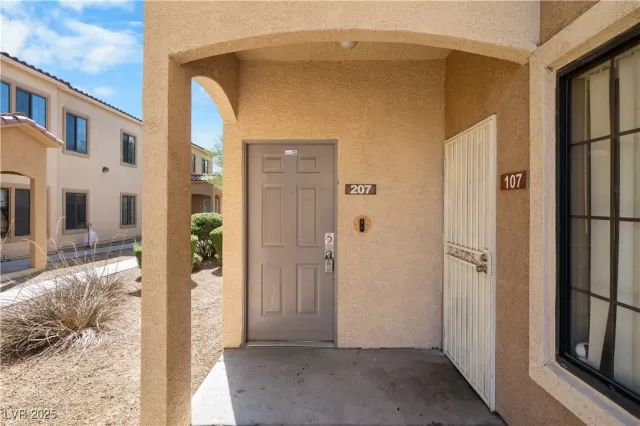 MLS: 2725992 Condo For Sale