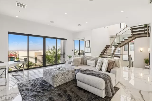 MLS: 2726424 Condo For Sale