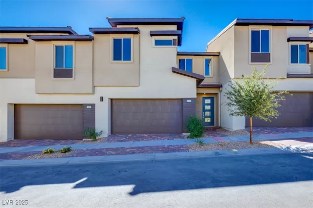 MLS: 2726597 Condo For Sale