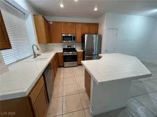 Photo #3: 2726943 Listing 