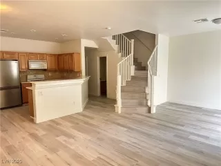 Photo #5: 2727008 Listing