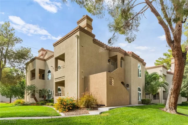 MLS: 2727060 Condo For Sale