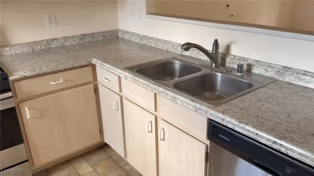 MLS: 2727152 Condo For Sale