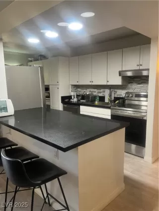 Photo #5: 2727258 Listing