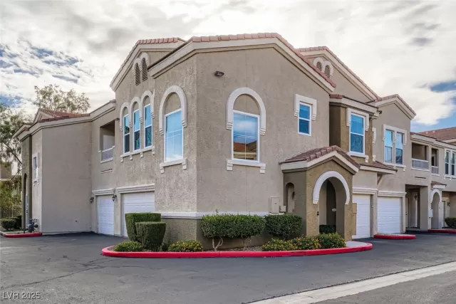 MLS: 2727470 Condo For Sale