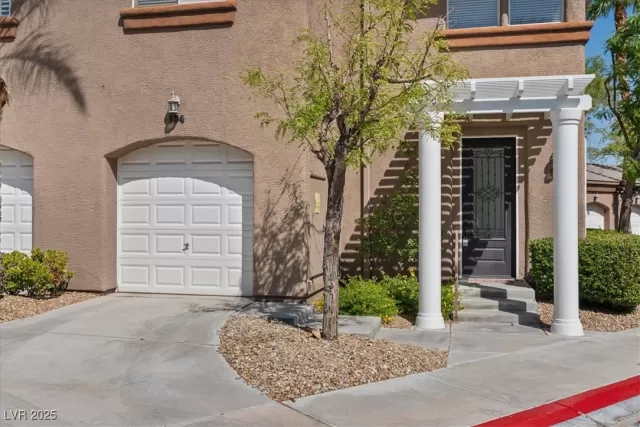 MLS: 2727500 Condo For Sale