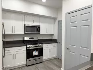 Photo #5: 2727704 Listing