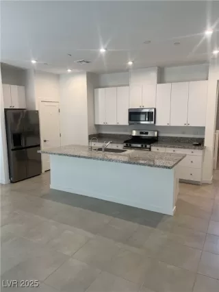 Photo #6: 2728157 Listing