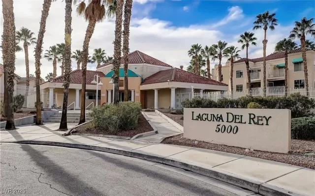 MLS: 2728661 Condo For Sale