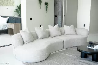 Photo #5: 2728938 Listing 