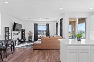 Photo #5: 2728953 Listing