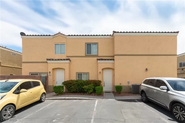 MLS: 2729688 Condo For Sale