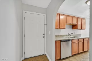 Photo #3: 2729887 Listing