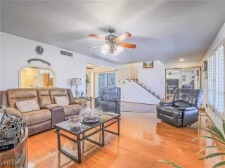 Photo #5: 2729952 Listing