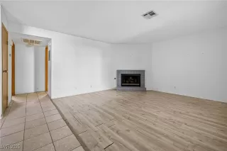 Photo #5: 2730008 Listing