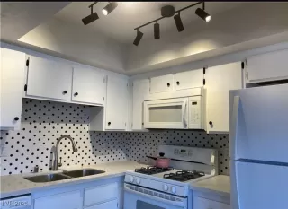 Photo #1: 2730059 Listing 