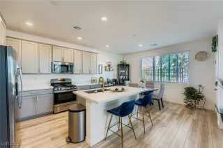 Photo #4: 2730345 Listing