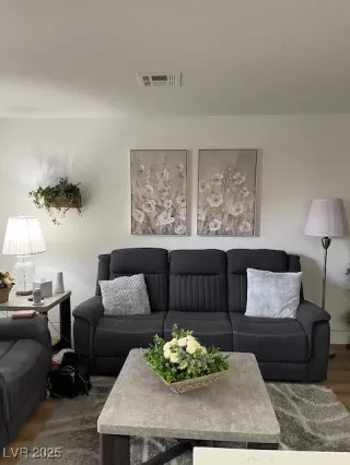 Photo #5: 2730860 Listing