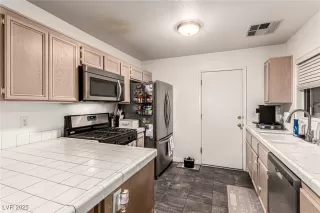 Photo #6: 2731219 Listing