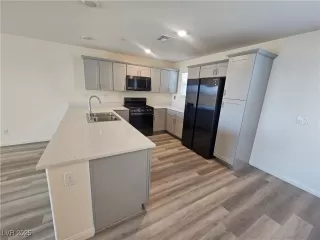 Photo #3: 2731772 Listing