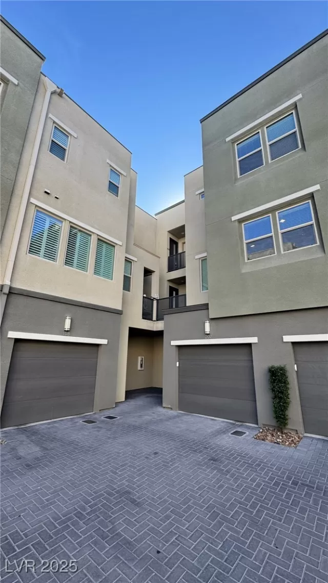 MLS: 2732038 Condo For Sale