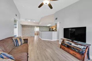 Photo #5: 2732401 Listing