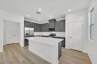 Photo #5: 2732688 Listing