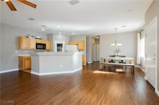 Photo #6: 2732942 Listing