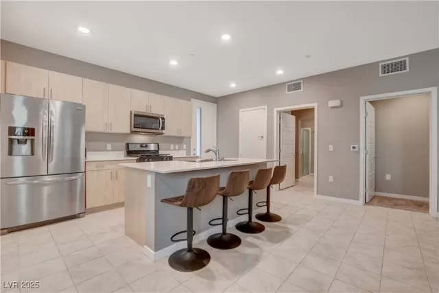MLS: 2733259 Condo For Sale