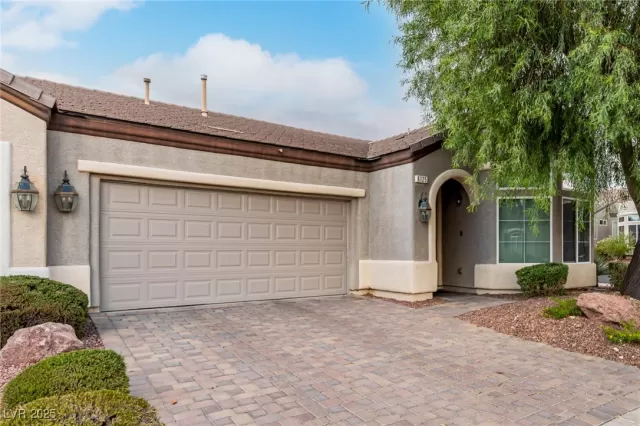 MLS: 2733500 Condo For Sale