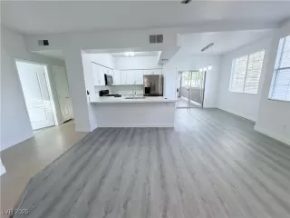 Photo #2: 2733891 Listing 