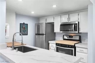 Photo #4: 2734029 Listing