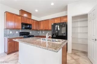 Photo #6: 2735097 Listing