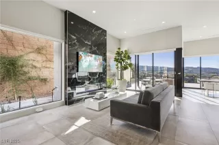 Photo #6: 2735410 Listing