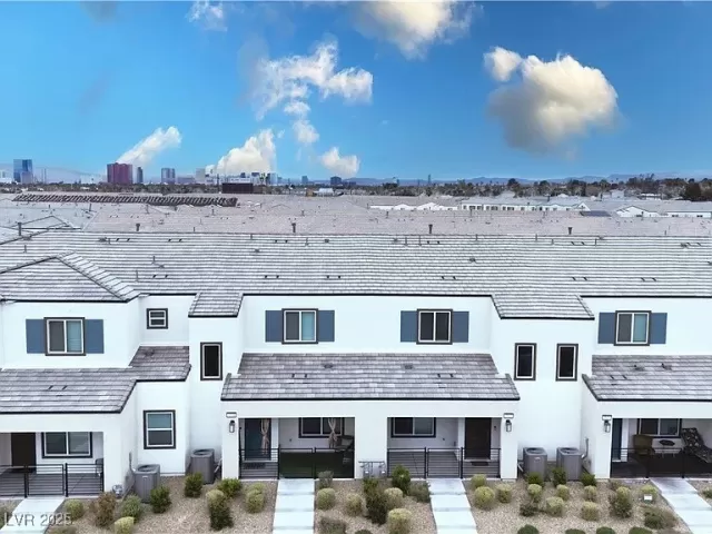 MLS: 2735516 Condo For Sale