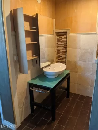 Photo #2: 2735535 Listing