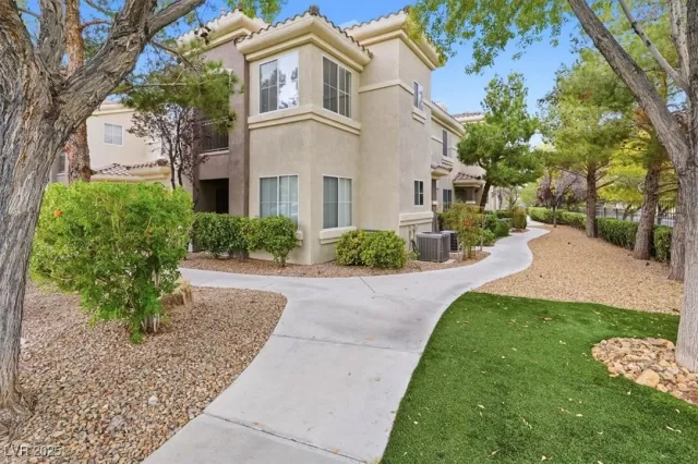 MLS: 2735622 Condo For Sale