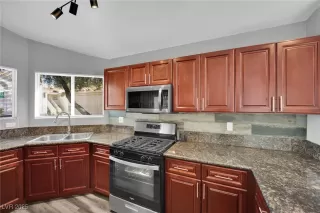 Photo #5: 2735632 Listing