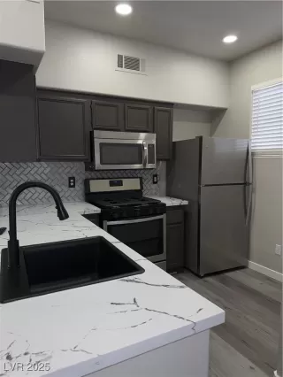 Photo #3: 2735898 Listing 