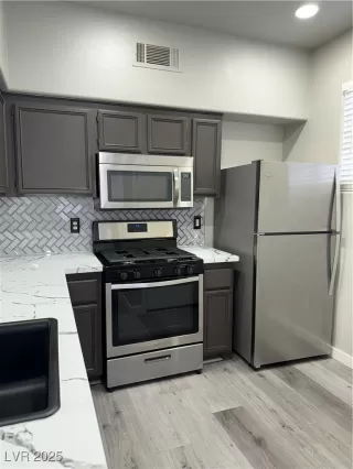 Photo #4: 2735898 Listing 