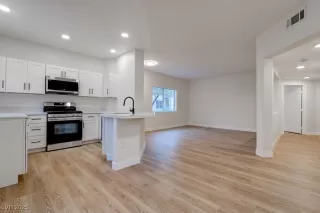 Photo #4: 2735987 Listing