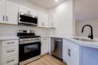 Photo #5: 2735987 Listing