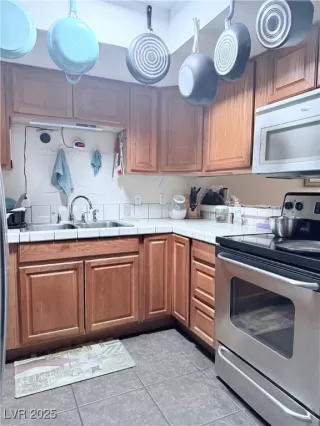 Photo #5: 2736088 Listing