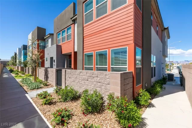 MLS: 2736325 Condo For Sale