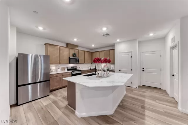 MLS: 2736565 Condo For Sale