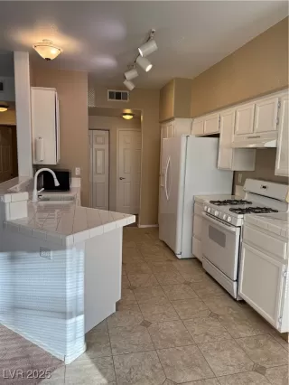 Photo #3: 2736809 Listing 